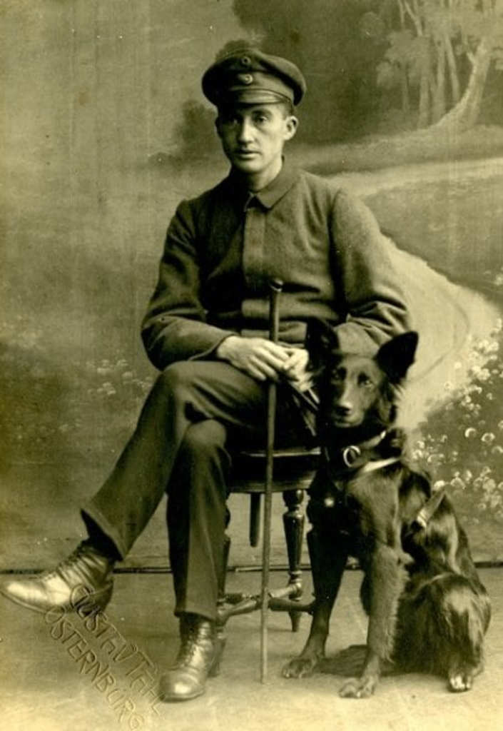paul-feyen-cane-in-guerra foto di paul feyen con il suo cane in guerra