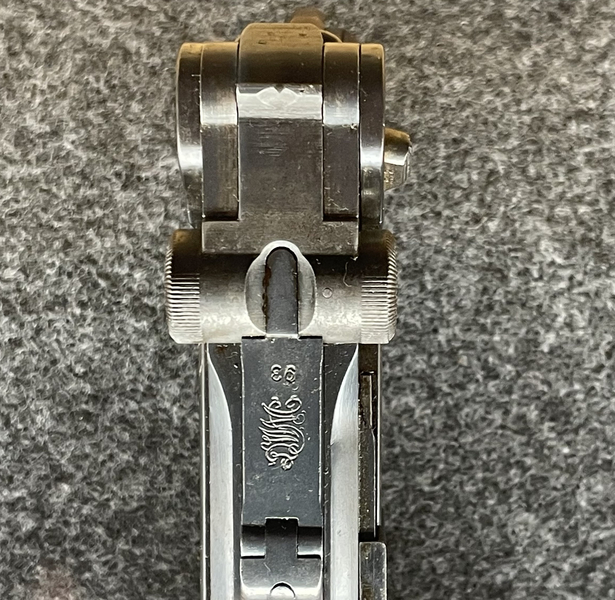 Primo piano del carrello di una pistola Luger P08 Primo piano del carrello di una pistola Luger P08