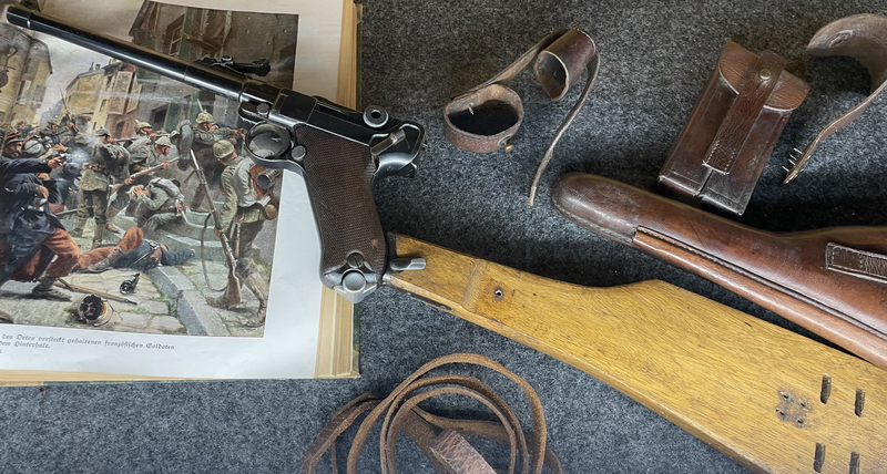 Composizione storica con pistola tedesca Luger P08 Composizione storica con pistola tedesca Luger P08
