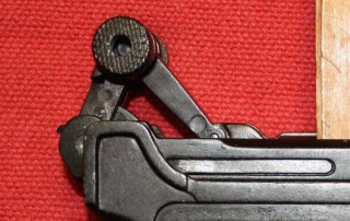 Dettaglio macro del meccanismo di chiusura a ginocchiello sollevato di una pistola Luger