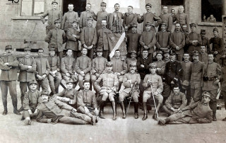 Foto d'epoca di un gruppo di soldati e ufficiali del Regio Esercito Italiano in uniforme.