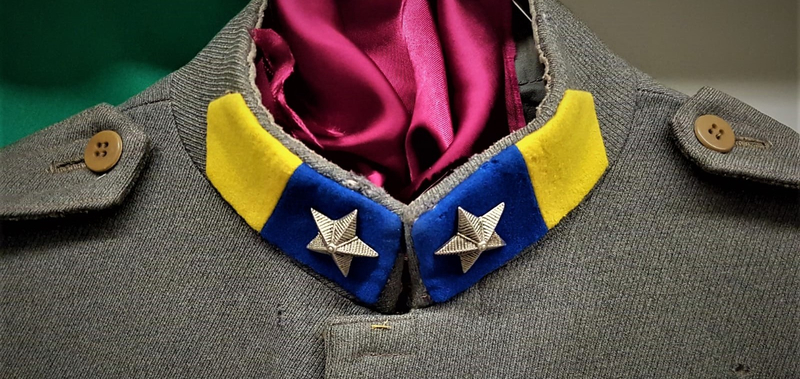 Dettaglio del colletto con mostrine e stellette storiche della divisa del Regio Esercito.