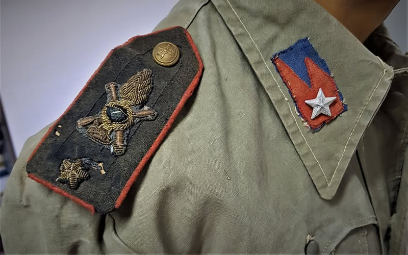 Dettaglio mostrine e spallina Carristi Regio Esercito Italiano Mostrina e spallina con fregio dei carristi del Regio Esercito Italiano sulla giacca dell'uniforme.