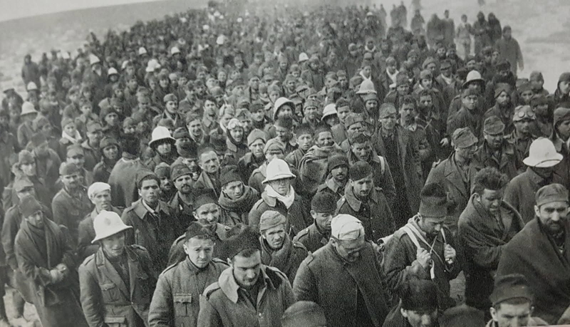 Colonna di soldati del regio esercito fatti prigionieri in guerra. Una lunga colonna di soldati del Regio Esercito Italiano presi prigionieri durante la seconda guerra mondiale.